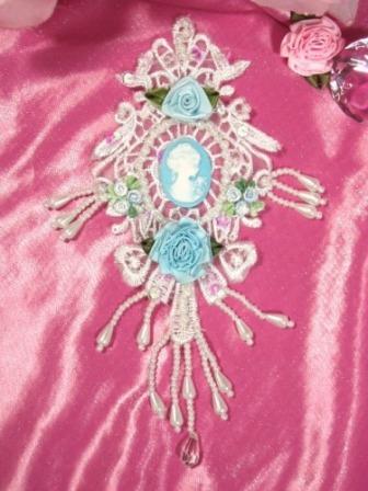 VG35  White Lt. Blue Venise Lace Cameo Applique 7.5"