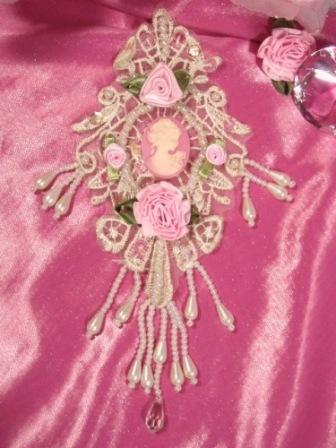 VG37 Ivory Pink Venise Lace Cameo Applique 7.5"