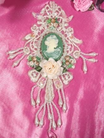 VG39 Ivory Green Venise Lace Cameo Applique 7.5"