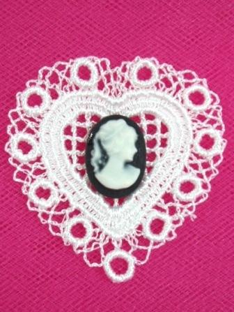 VG6   White Venise Lace Black Cameo Heart Applique 2"