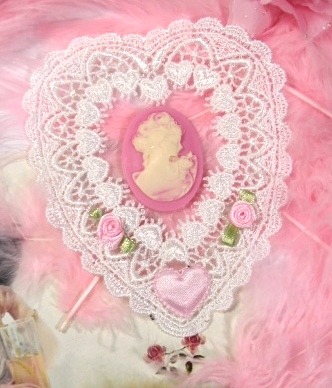 VG1   Ivory Pink Venise Lace Cameo Heart Applique 4.5"
