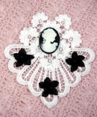 VG44  White Black Cameo Venise Lace Applique 4"