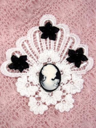 VG45 White Black Cameo Venise Lace Applique 4"