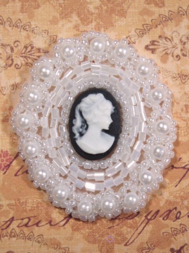 0384 White & Black Victorian Cameo Beaded Applique 1.75\
