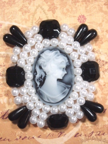 0386  White & Black Jewel Pearl Cameo Beaded Applique 2.75