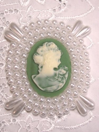 0387  White & Green Victorian Cameo Beaded Applique 2.75