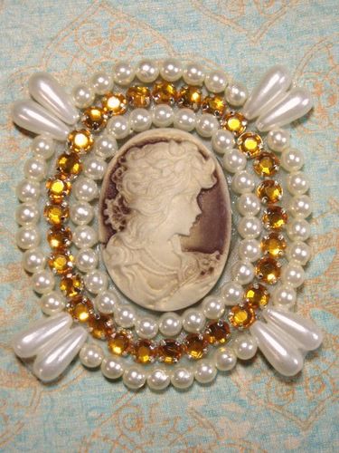 0388  Ivory  Beige Victorian Cameo Gold Rhinestone Beaded Applique 2.75