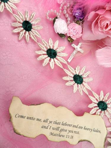 C200  Ivory Green Daisy Sewing Trim 2