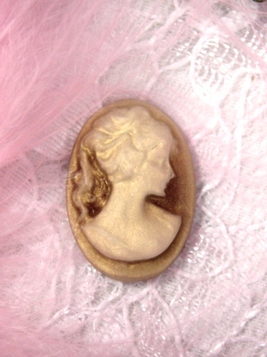 CB15  Beige Ivory Victorian Cameo Bead