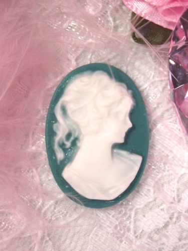 CB17  Green White Victorian Cameo Bead  1\