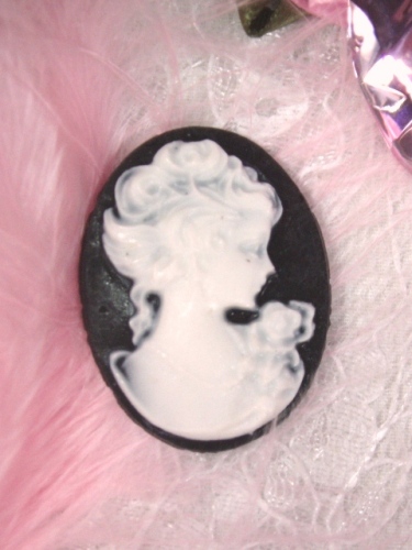 CB13  Black White Victorian Cameo Bead 1 7/8