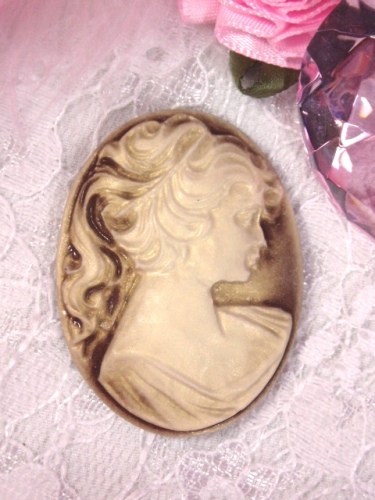 CB2  Beige Ivory Victorian Cameo Bead 1.5