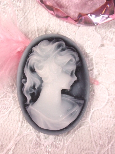 CB5  Black White Victorian Cameo Bead 1 3/8