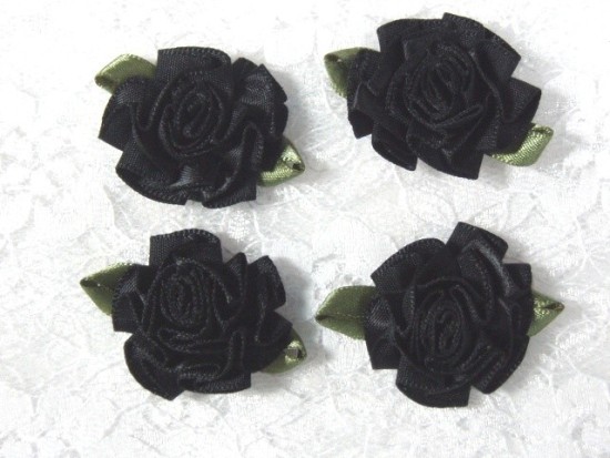 L22  Lot of 4 Black w/ green Floral Rose Flower Appliques 1.5