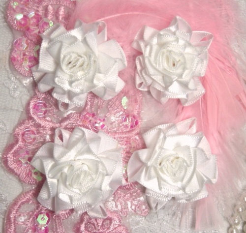 L22  Lot of 4 White / White Floral Rose Flower Appliques 1.5