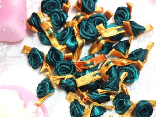L7K  Set of (20) Green Gold Ribbon Rose Appliques