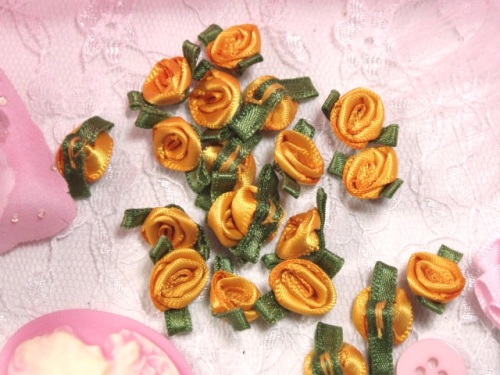 L7K  Set of (20) Mustard Green Ribbon Rose Appliques