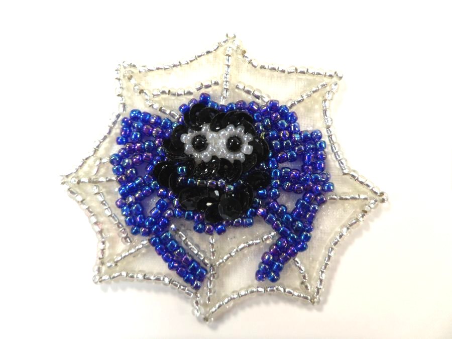 LC1852 Spider in Web Sequin Applique w/Beads 2