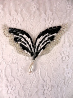 FS3748 Silver Black & White Dangle Applique 3"